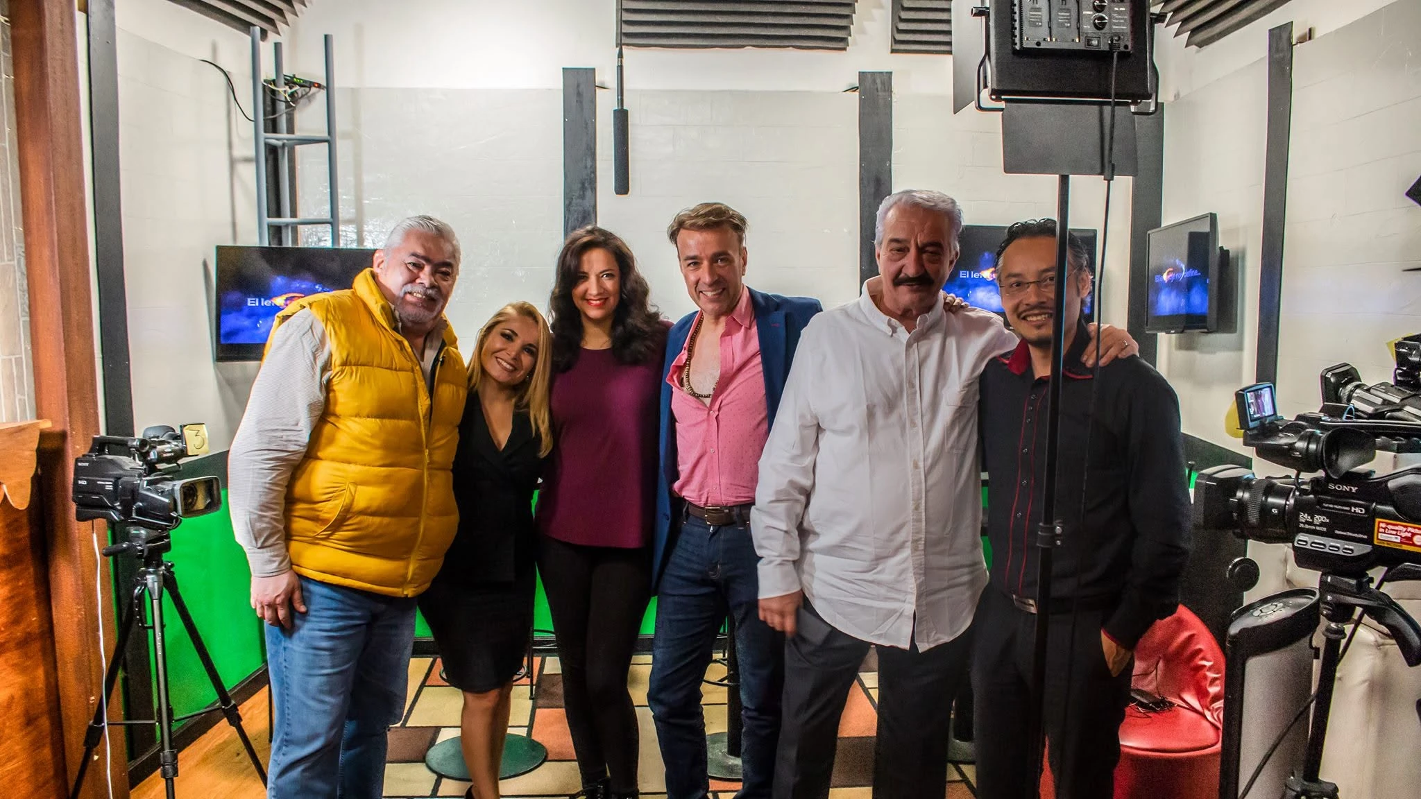Daniel Canales junto a figuras del medio en un set de televisión
