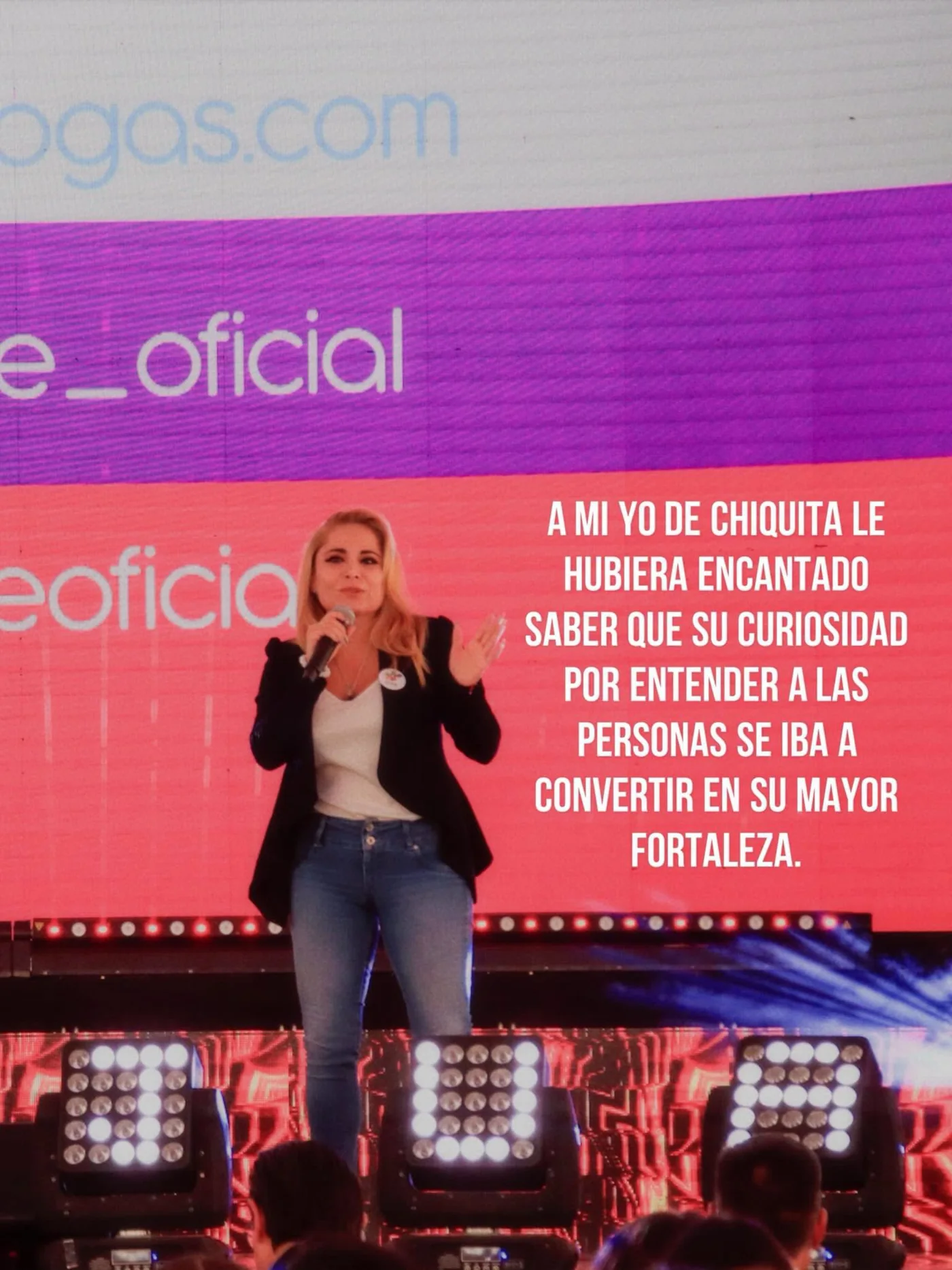Alexa Arcadia dando una conferencia