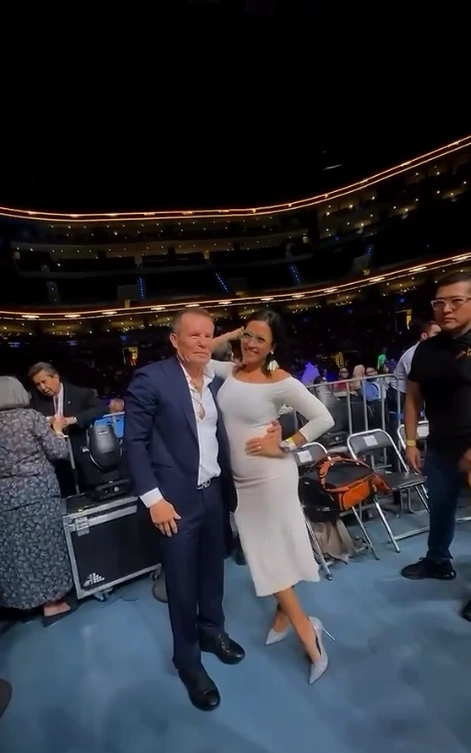 Mishara Medina en una arena junto a una figura pública